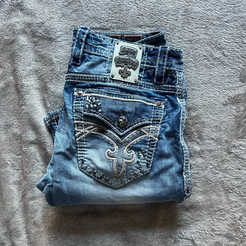 Ultra Rare Men’s Rock Revival Norris straight leg Jeans with Embellished Pockets